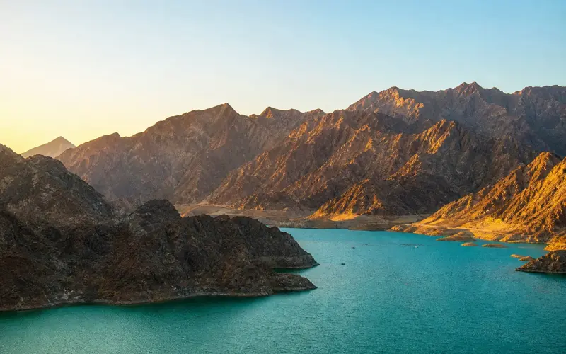 The turquoise lake of Hatta between Hajar mountains